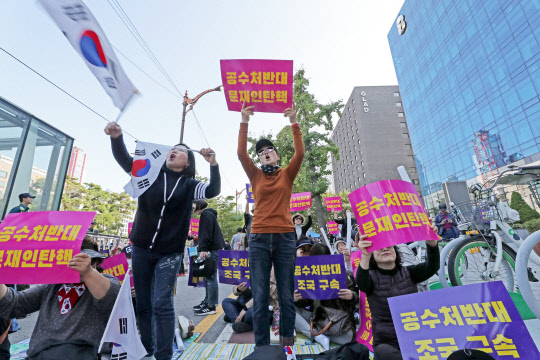 자유연대 '사법부 개혁 촉구, 공수처 반대'      (서울=연합뉴스) 임화영 기자 = 19일 오후 서울 여의도 국회 앞에서 열린 '애국함성문화제'에서 자유연대 등 참가자들이 사법부 개혁, 공수처법 저지 등을 촉구하는 구호를 외치고 있다. 2019.10.19      hwayoung7@yna.co.kr  (끝)